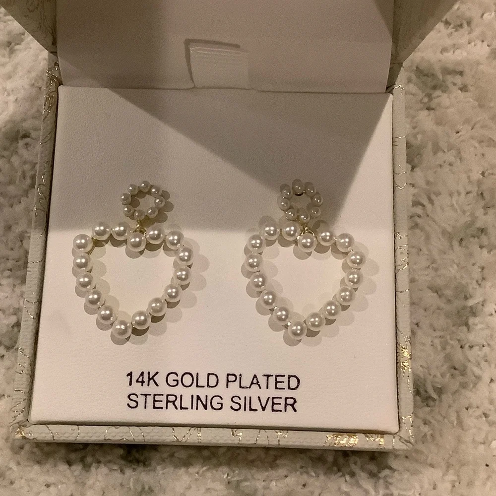 Rachel Zoe 14kt Gold Plated Sterling Silver Pearl Heart Earrings NWT Boxed - Picture 9 of 16